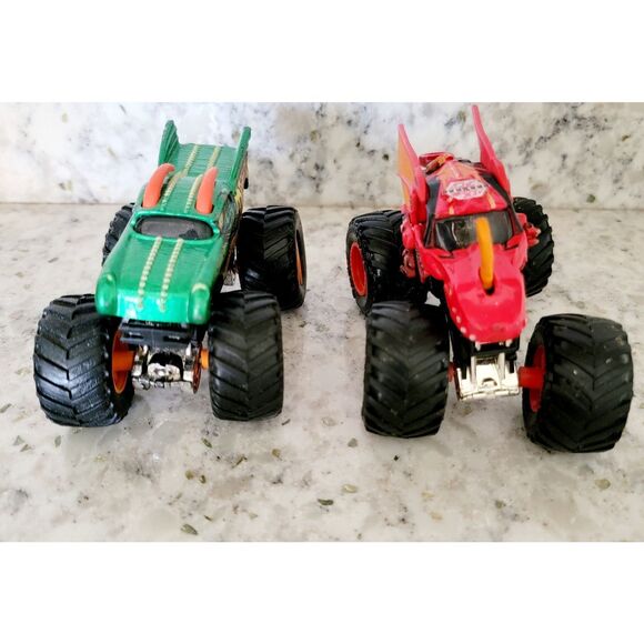 Monster Jam 1/64‎ Spin Master LOT Of 2 Bakugan Dragonoid Red & Green Dragons - Picture 1 of 9